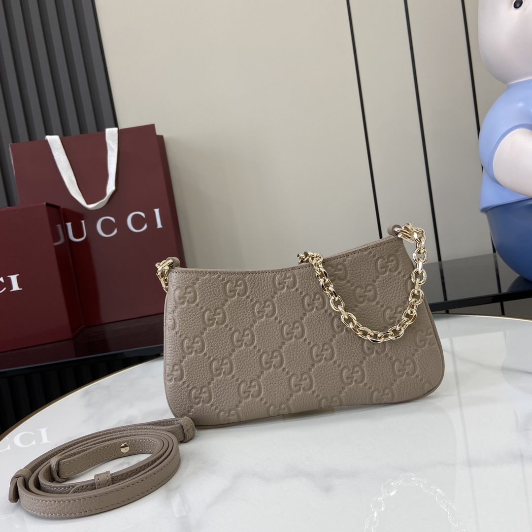 图片[3]-p880 GUCCI Emblem系列超迷你手袋
全新GG Emblem系列焕新诠释品牌的隽永优雅风范和精湛工艺这款超迷你手袋焕新演绎品牌全新小件配饰系列甄选经典GG粒面皮革精制而成设计精心搭配链式肩带并随附可调节皮革肩带
灰色GG粒面皮革
棉麻混纺衬里
皮革肩带（97至101厘米长）；链式肩带（48厘米长）
可拆卸链条肩带（50厘米高）
拉链门襟
超迷你尺寸：20-23厘米（宽）x 12厘米（高）x 2厘米（深）
重量：约240克
意大利创作
型号：815278
尺寸：23（长）x 12（宽）x 2（厚）
颜色：灰压全皮/
意大利创作-高仿包包