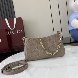 p880 GUCCI Emblem系列超迷你手袋
全新GG Emblem系列焕新诠释品牌的隽永优雅风范和精湛工艺这款超迷你手袋焕新演绎品牌全新小件配饰系列甄选经典GG粒面皮革精制而成设计精心搭配链式肩带并随附可调节皮革肩带
灰色GG粒面皮革
棉麻混纺衬里
皮革肩带（97至101厘米长）；链式肩带（48厘米长）
可拆卸链条肩带（50厘米高）
拉链门襟
超迷你尺寸：20-23厘米（宽）x 12厘米（高）x 2厘米（深）
重量：约240克
意大利创作
型号：815278
尺寸：23（长）x 12（宽）x 2（厚）
颜色：灰压全皮/
意大利创作-高仿包包