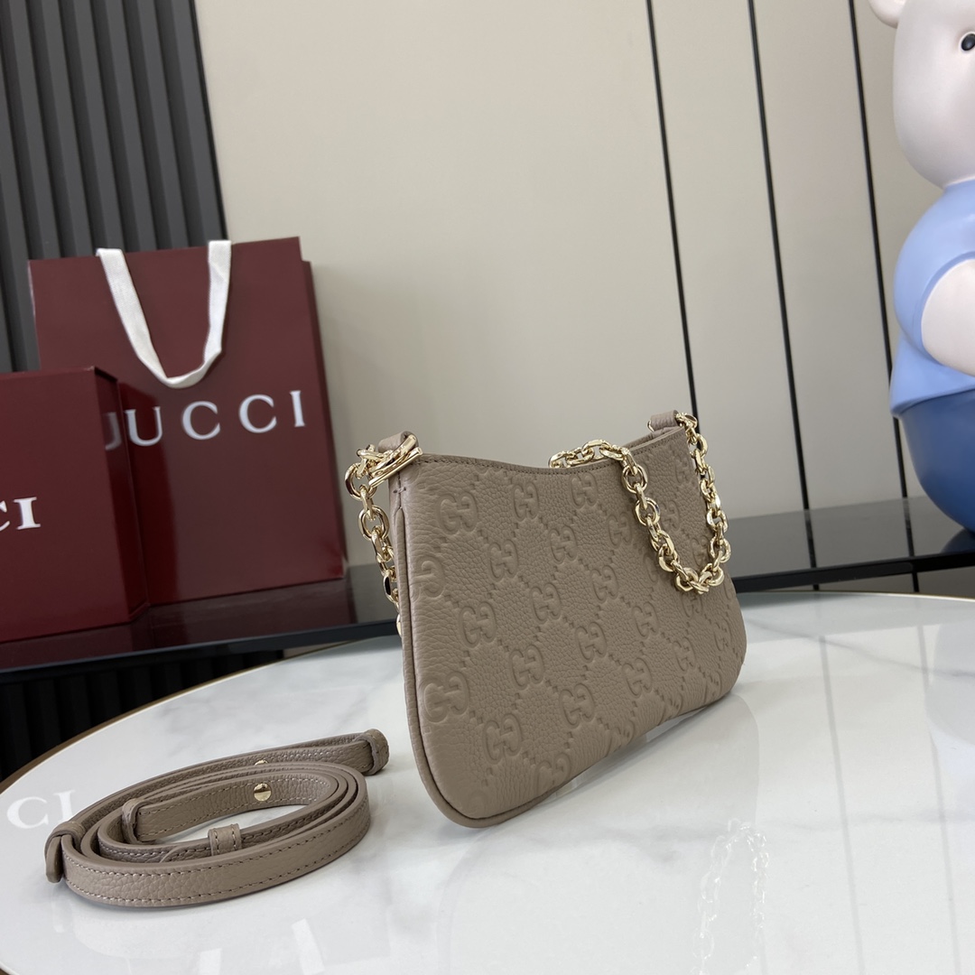 图片[2]-p880 GUCCI Emblem系列超迷你手袋
全新GG Emblem系列焕新诠释品牌的隽永优雅风范和精湛工艺这款超迷你手袋焕新演绎品牌全新小件配饰系列甄选经典GG粒面皮革精制而成设计精心搭配链式肩带并随附可调节皮革肩带
灰色GG粒面皮革
棉麻混纺衬里
皮革肩带（97至101厘米长）；链式肩带（48厘米长）
可拆卸链条肩带（50厘米高）
拉链门襟
超迷你尺寸：20-23厘米（宽）x 12厘米（高）x 2厘米（深）
重量：约240克
意大利创作
型号：815278
尺寸：23（长）x 12（宽）x 2（厚）
颜色：灰压全皮/
意大利创作-高仿包包