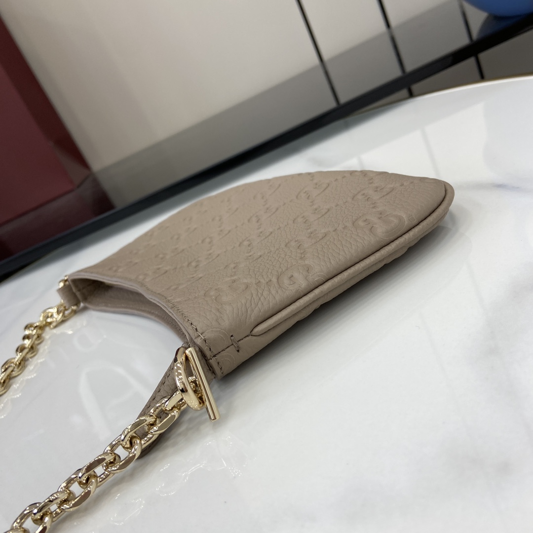图片[4]-p880 GUCCI Emblem系列超迷你手袋
全新GG Emblem系列焕新诠释品牌的隽永优雅风范和精湛工艺这款超迷你手袋焕新演绎品牌全新小件配饰系列甄选经典GG粒面皮革精制而成设计精心搭配链式肩带并随附可调节皮革肩带
灰色GG粒面皮革
棉麻混纺衬里
皮革肩带（97至101厘米长）；链式肩带（48厘米长）
可拆卸链条肩带（50厘米高）
拉链门襟
超迷你尺寸：20-23厘米（宽）x 12厘米（高）x 2厘米（深）
重量：约240克
意大利创作
型号：815278
尺寸：23（长）x 12（宽）x 2（厚）
颜色：灰压全皮/
意大利创作-高仿包包