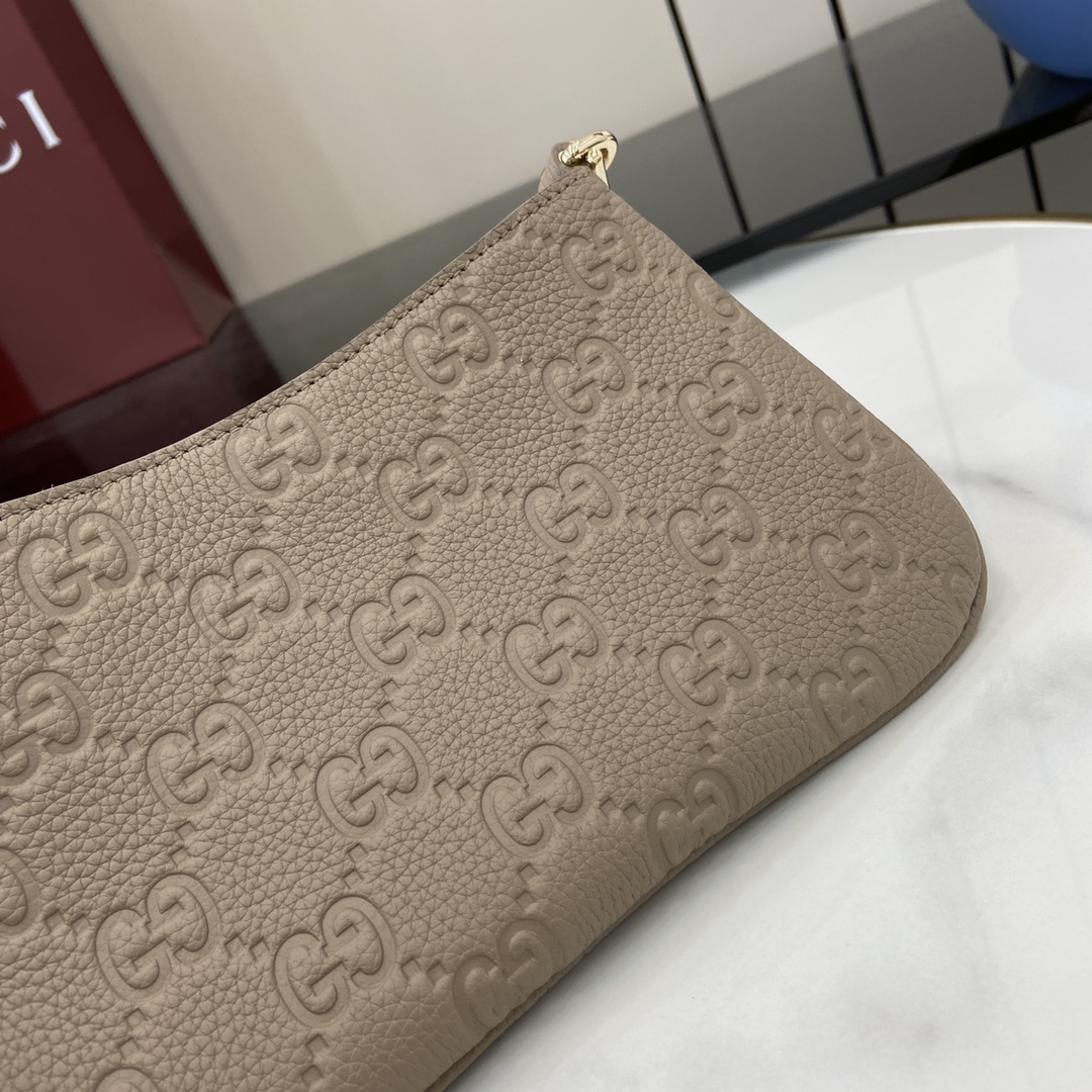 图片[6]-p880 GUCCI Emblem系列超迷你手袋
全新GG Emblem系列焕新诠释品牌的隽永优雅风范和精湛工艺这款超迷你手袋焕新演绎品牌全新小件配饰系列甄选经典GG粒面皮革精制而成设计精心搭配链式肩带并随附可调节皮革肩带
灰色GG粒面皮革
棉麻混纺衬里
皮革肩带（97至101厘米长）；链式肩带（48厘米长）
可拆卸链条肩带（50厘米高）
拉链门襟
超迷你尺寸：20-23厘米（宽）x 12厘米（高）x 2厘米（深）
重量：约240克
意大利创作
型号：815278
尺寸：23（长）x 12（宽）x 2（厚）
颜色：灰压全皮/
意大利创作-高仿包包