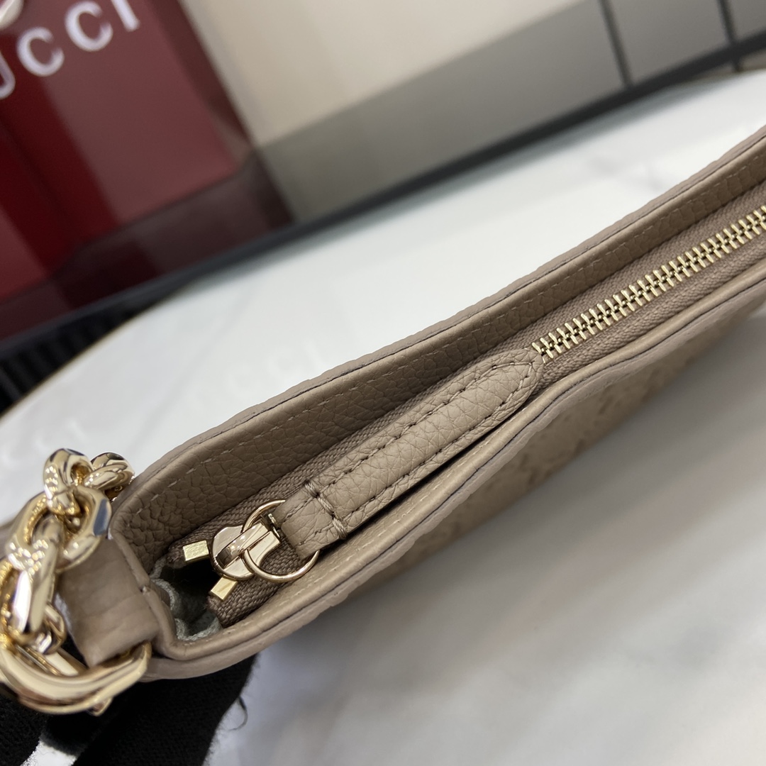 图片[8]-p880 GUCCI Emblem系列超迷你手袋
全新GG Emblem系列焕新诠释品牌的隽永优雅风范和精湛工艺这款超迷你手袋焕新演绎品牌全新小件配饰系列甄选经典GG粒面皮革精制而成设计精心搭配链式肩带并随附可调节皮革肩带
灰色GG粒面皮革
棉麻混纺衬里
皮革肩带（97至101厘米长）；链式肩带（48厘米长）
可拆卸链条肩带（50厘米高）
拉链门襟
超迷你尺寸：20-23厘米（宽）x 12厘米（高）x 2厘米（深）
重量：约240克
意大利创作
型号：815278
尺寸：23（长）x 12（宽）x 2（厚）
颜色：灰压全皮/
意大利创作-高仿包包