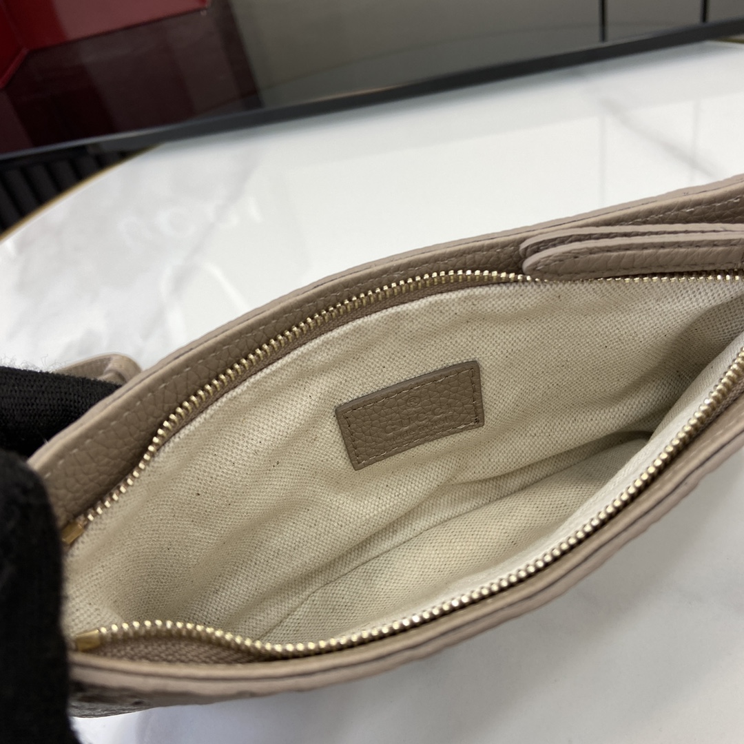 图片[7]-p880 GUCCI Emblem系列超迷你手袋
全新GG Emblem系列焕新诠释品牌的隽永优雅风范和精湛工艺这款超迷你手袋焕新演绎品牌全新小件配饰系列甄选经典GG粒面皮革精制而成设计精心搭配链式肩带并随附可调节皮革肩带
灰色GG粒面皮革
棉麻混纺衬里
皮革肩带（97至101厘米长）；链式肩带（48厘米长）
可拆卸链条肩带（50厘米高）
拉链门襟
超迷你尺寸：20-23厘米（宽）x 12厘米（高）x 2厘米（深）
重量：约240克
意大利创作
型号：815278
尺寸：23（长）x 12（宽）x 2（厚）
颜色：灰压全皮/
意大利创作-高仿包包