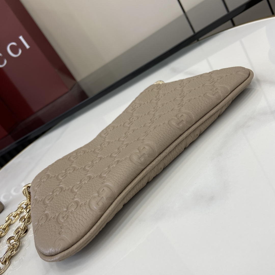 图片[5]-p880 GUCCI Emblem系列超迷你手袋
全新GG Emblem系列焕新诠释品牌的隽永优雅风范和精湛工艺这款超迷你手袋焕新演绎品牌全新小件配饰系列甄选经典GG粒面皮革精制而成设计精心搭配链式肩带并随附可调节皮革肩带
灰色GG粒面皮革
棉麻混纺衬里
皮革肩带（97至101厘米长）；链式肩带（48厘米长）
可拆卸链条肩带（50厘米高）
拉链门襟
超迷你尺寸：20-23厘米（宽）x 12厘米（高）x 2厘米（深）
重量：约240克
意大利创作
型号：815278
尺寸：23（长）x 12（宽）x 2（厚）
颜色：灰压全皮/
意大利创作-高仿包包