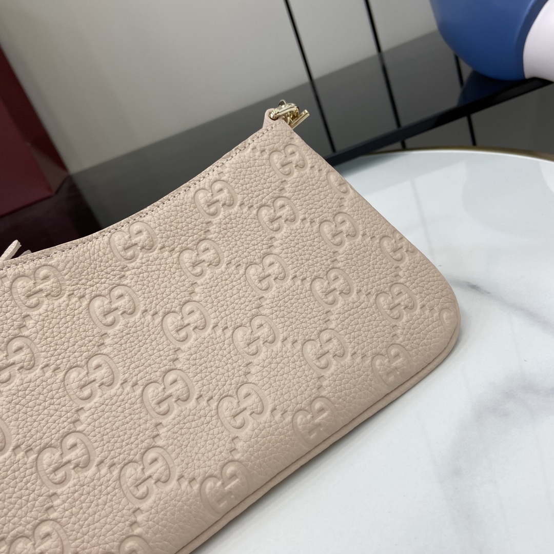 图片[6]-p880 GUCCI Emblem系列超迷你手袋
全新GG Emblem系列焕新诠释品牌的隽永优雅风范和精湛工艺这款超迷你手袋焕新演绎品牌全新小件配饰系列甄选经典GG粒面皮革精制而成设计精心搭配链式肩带并随附可调节皮革肩带
粉色GG粒面皮革
棉麻混纺衬里
皮革肩带（97至101厘米长）；链式肩带（48厘米长）
可拆卸链条肩带（50厘米高）
拉链门襟
超迷你尺寸：20-23厘米（宽）x 12厘米（高）x 2厘米（深）
重量：约240克
意大利创作
型号：815278
尺寸：23（长）x 12（宽）x 2（厚）
颜色：粉压全皮/
意大利创作-高仿包包