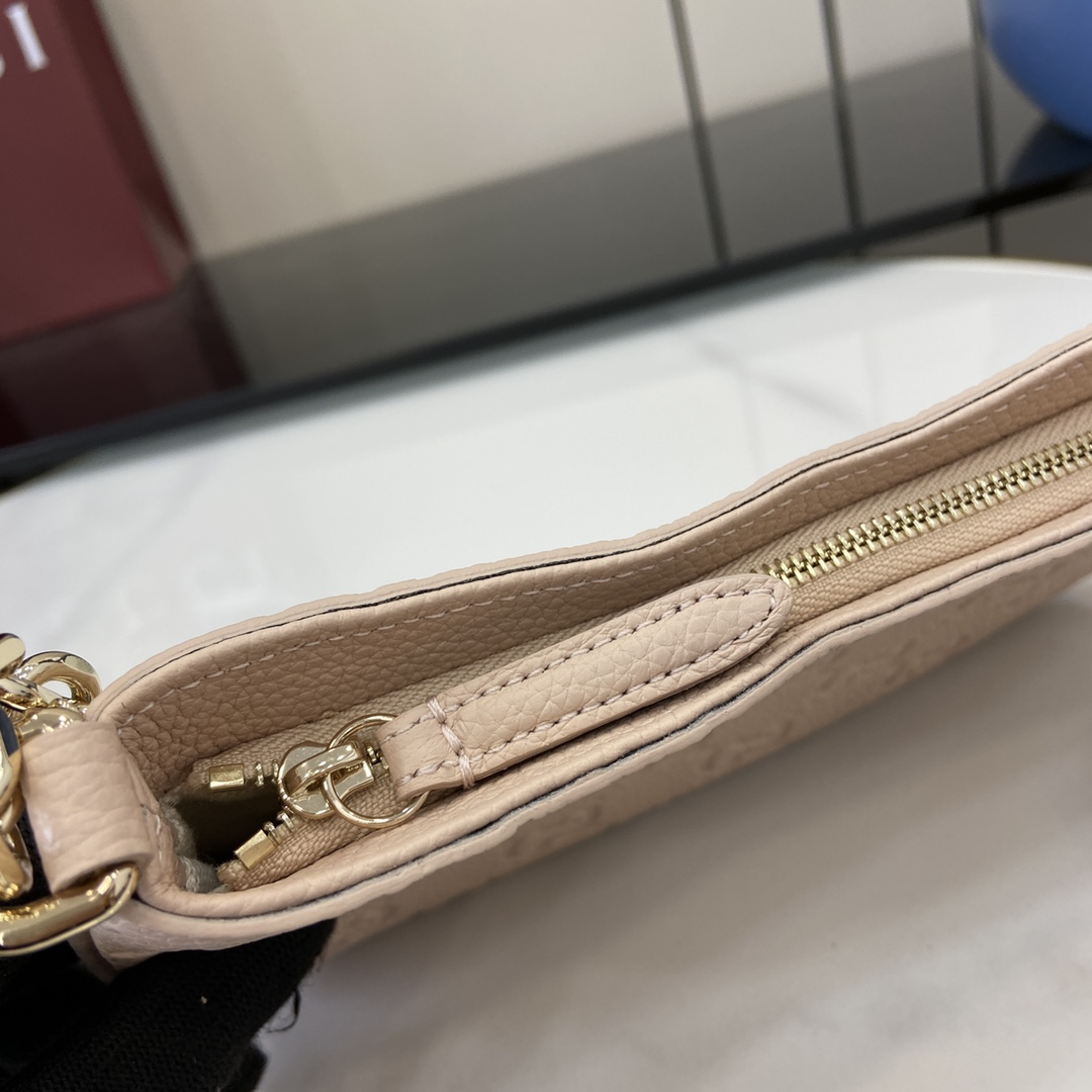 图片[8]-p880 GUCCI Emblem系列超迷你手袋
全新GG Emblem系列焕新诠释品牌的隽永优雅风范和精湛工艺这款超迷你手袋焕新演绎品牌全新小件配饰系列甄选经典GG粒面皮革精制而成设计精心搭配链式肩带并随附可调节皮革肩带
粉色GG粒面皮革
棉麻混纺衬里
皮革肩带（97至101厘米长）；链式肩带（48厘米长）
可拆卸链条肩带（50厘米高）
拉链门襟
超迷你尺寸：20-23厘米（宽）x 12厘米（高）x 2厘米（深）
重量：约240克
意大利创作
型号：815278
尺寸：23（长）x 12（宽）x 2（厚）
颜色：粉压全皮/
意大利创作-高仿包包