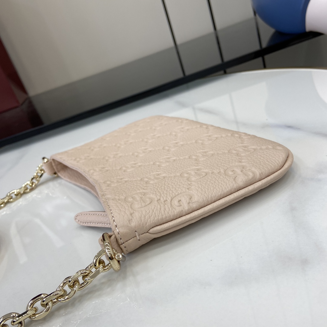 图片[5]-p880 GUCCI Emblem系列超迷你手袋
全新GG Emblem系列焕新诠释品牌的隽永优雅风范和精湛工艺这款超迷你手袋焕新演绎品牌全新小件配饰系列甄选经典GG粒面皮革精制而成设计精心搭配链式肩带并随附可调节皮革肩带
粉色GG粒面皮革
棉麻混纺衬里
皮革肩带（97至101厘米长）；链式肩带（48厘米长）
可拆卸链条肩带（50厘米高）
拉链门襟
超迷你尺寸：20-23厘米（宽）x 12厘米（高）x 2厘米（深）
重量：约240克
意大利创作
型号：815278
尺寸：23（长）x 12（宽）x 2（厚）
颜色：粉压全皮/
意大利创作-高仿包包