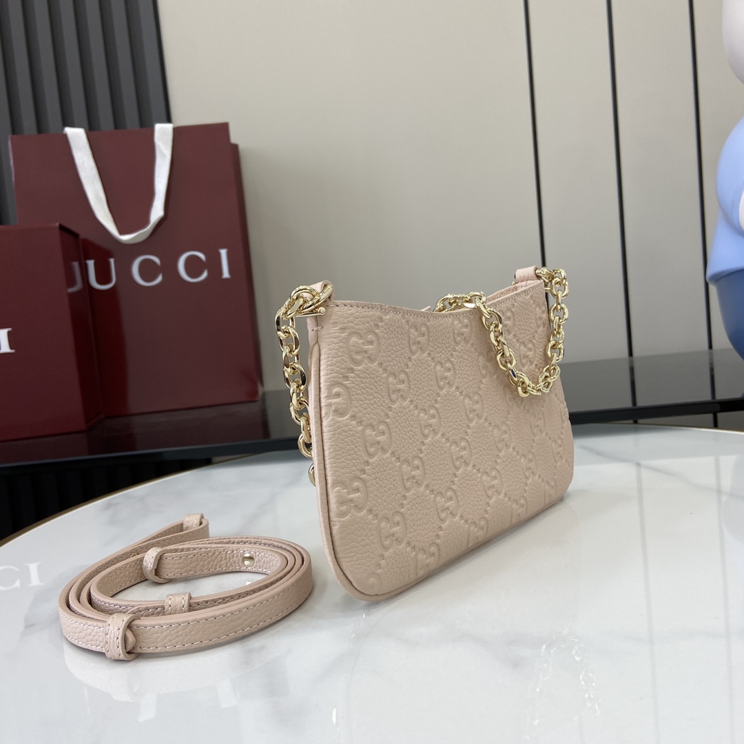 图片[2]-p880 GUCCI Emblem系列超迷你手袋
全新GG Emblem系列焕新诠释品牌的隽永优雅风范和精湛工艺这款超迷你手袋焕新演绎品牌全新小件配饰系列甄选经典GG粒面皮革精制而成设计精心搭配链式肩带并随附可调节皮革肩带
粉色GG粒面皮革
棉麻混纺衬里
皮革肩带（97至101厘米长）；链式肩带（48厘米长）
可拆卸链条肩带（50厘米高）
拉链门襟
超迷你尺寸：20-23厘米（宽）x 12厘米（高）x 2厘米（深）
重量：约240克
意大利创作
型号：815278
尺寸：23（长）x 12（宽）x 2（厚）
颜色：粉压全皮/
意大利创作-高仿包包