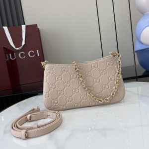 p880 GUCCI Emblem系列超迷你手袋
全新GG Emblem系列焕新诠释品牌的隽永优雅风范和精湛工艺这款超迷你手袋焕新演绎品牌全新小件配饰系列甄选经典GG粒面皮革精制而成设计精心搭配链式肩带并随附可调节皮革肩带
粉色GG粒面皮革
棉麻混纺衬里
皮革肩带（97至101厘米长）；链式肩带（48厘米长）
可拆卸链条肩带（50厘米高）
拉链门襟
超迷你尺寸：20-23厘米（宽）x 12厘米（高）x 2厘米（深）
重量：约240克
意大利创作
型号：815278
尺寸：23（长）x 12（宽）x 2（厚）
颜色：粉压全皮/
意大利创作-高仿包包