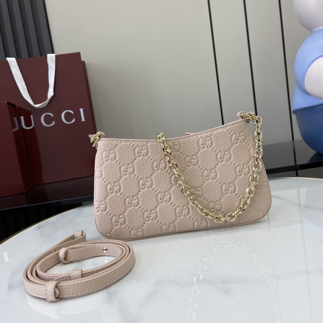p880 GUCCI Emblem系列超迷你手袋
全新GG Emblem系列焕新诠释品牌的隽永优雅风范和精湛工艺这款超迷你手袋焕新演绎品牌全新小件配饰系列甄选经典GG粒面皮革精制而成设计精心搭配链式肩带并随附可调节皮革肩带
粉色GG粒面皮革
棉麻混纺衬里
皮革肩带（97至101厘米长）；链式肩带（48厘米长）
可拆卸链条肩带（50厘米高）
拉链门襟
超迷你尺寸：20-23厘米（宽）x 12厘米（高）x 2厘米（深）
重量：约240克
意大利创作
型号：815278
尺寸：23（长）x 12（宽）x 2（厚）
颜色：粉压全皮/
意大利创作-高仿包包