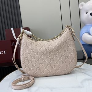 p1280 GG Emblem系列中号肩背包
全新GG Emblem系列焕新诠释品牌的隽永优雅风范和精湛工艺这款中号肩背包采用GG粒面皮革制作链式肩带为整体更添一抹亮色粉色GG粒面皮革米色棉麻混纺衬里内部：1个拉链袋肩带高18厘米拉链开合重量：约650克模特身高177厘米可容纳iPhone Pro Max/Plus、Airpods耳机、长款钱包和唇膏
型号：820453
尺寸：32（宽）x 24（高）x 7cm（深）
颜色：粉压花皮/
意大利创作-高仿包包