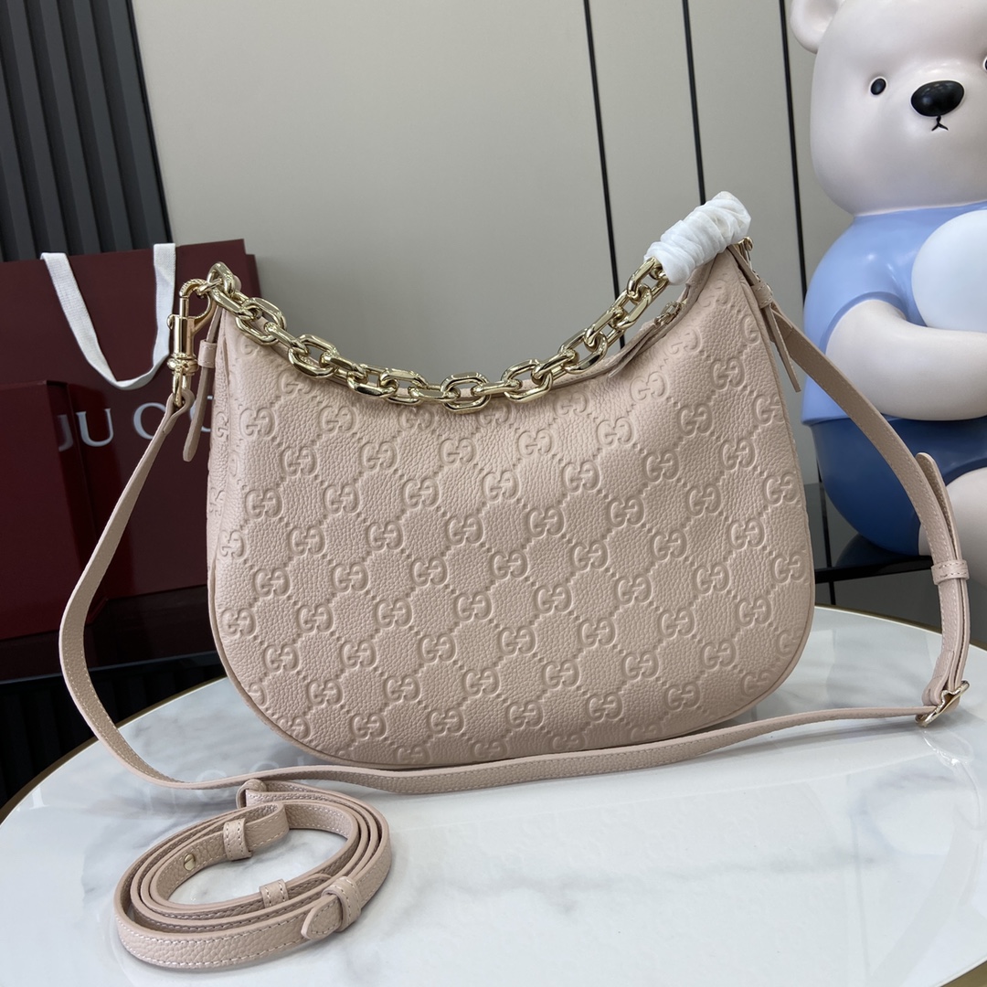 图片[3]-p1280 GG Emblem系列中号肩背包
全新GG Emblem系列焕新诠释品牌的隽永优雅风范和精湛工艺这款中号肩背包采用GG粒面皮革制作链式肩带为整体更添一抹亮色粉色GG粒面皮革米色棉麻混纺衬里内部：1个拉链袋肩带高18厘米拉链开合重量：约650克模特身高177厘米可容纳iPhone Pro Max/Plus、Airpods耳机、长款钱包和唇膏
型号：820453
尺寸：32（宽）x 24（高）x 7cm（深）
颜色：粉压花皮/
意大利创作-高仿包包