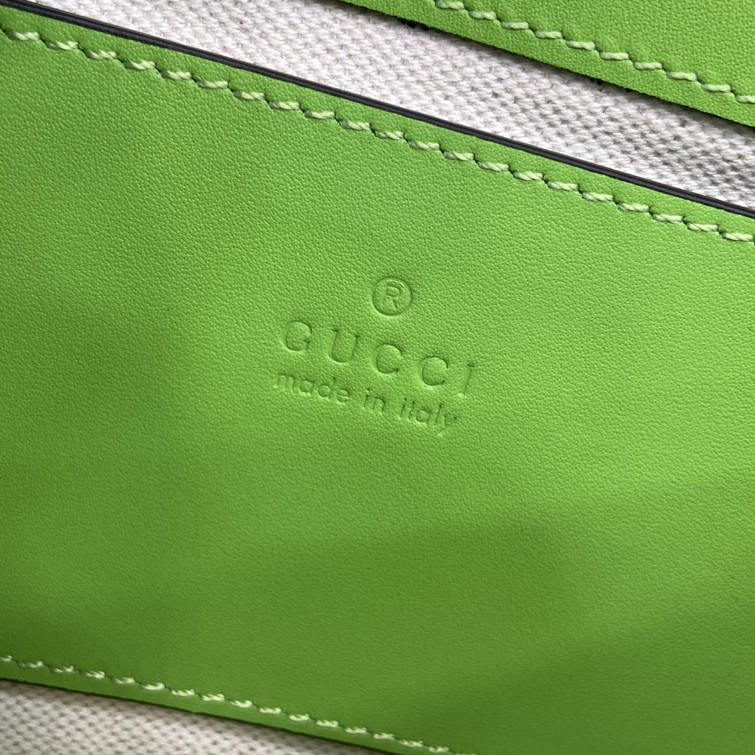 图片[9]-p1320 GUCCIGucci Blondie系列迷你肩背包
Gucci Blondie系列全新手袋饰有在20世纪70年代初期首次亮相的品牌系列经典标识巧妙结合传承魅力与当代风尚出色诠释品牌经典设计与现代精髓这款迷你肩背包甄选光面皮革打造配有可调节肩带
型号：815700
尺寸：21.5（长）x 11（高）x 8cm（厚）
颜色：青绿色全皮/
意大利创作-高仿包包