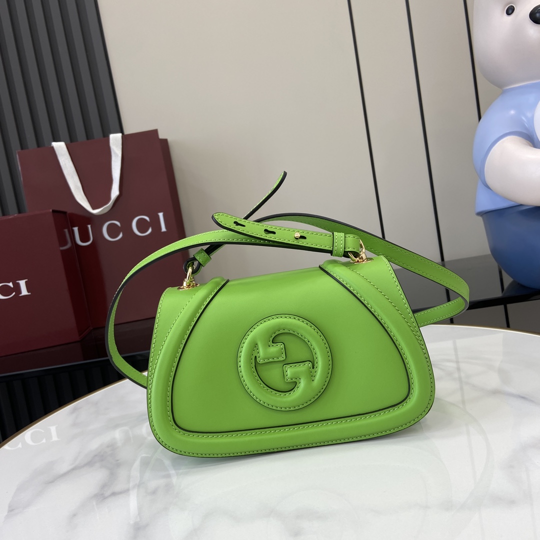 p1320 GUCCIGucci Blondie系列迷你肩背包
Gucci Blondie系列全新手袋饰有在20世纪70年代初期首次亮相的品牌系列经典标识巧妙结合传承魅力与当代风尚出色诠释品牌经典设计与现代精髓这款迷你肩背包甄选光面皮革打造配有可调节肩带
型号：815700
尺寸：21.5（长）x 11（高）x 8cm（厚）
颜色：青绿色全皮/
意大利创作-高仿包包