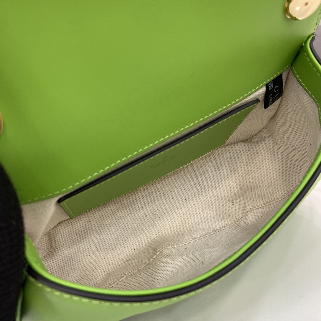 图片[8]-p1320 GUCCIGucci Blondie系列迷你肩背包
Gucci Blondie系列全新手袋饰有在20世纪70年代初期首次亮相的品牌系列经典标识巧妙结合传承魅力与当代风尚出色诠释品牌经典设计与现代精髓这款迷你肩背包甄选光面皮革打造配有可调节肩带
型号：815700
尺寸：21.5（长）x 11（高）x 8cm（厚）
颜色：青绿色全皮/
意大利创作-高仿包包