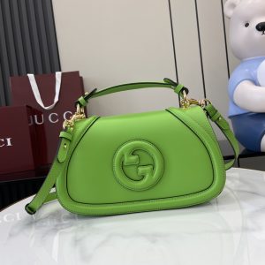 p1500 GUCCIGucci品牌标识符号在每一季都会透过不同手法焕新演绎全新设计双G图案风格张扬夺目这款手袋采用提手设计、可斜挎令经典材质焕发出现代气息配以进口牛皮对版打磨五金纹路清晰质感细腻
型号：815714
尺寸：27（长）x 17（高）x 7cm（厚）
颜色：青绿色全皮/
意大利创作-高仿包包
