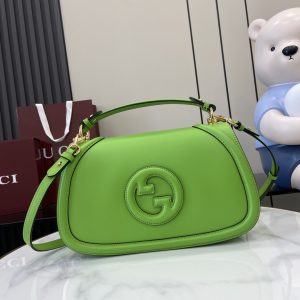 p1680 GUCCIGucci Blondie系列中号手提包
Gucci Blondie系列全新手袋饰有在20世纪70年代初期首次亮相的品牌系列经典标识巧妙结合传承魅力与当代风尚出色诠释品牌经典设计与现代精髓这款中号手提包甄选米色和深棕色Original GG帆布打造配有可拆卸可调节皮革肩带
型号：815716
尺寸：32（长）x 17（高）x 10cm（厚）
颜色：青绿色全皮/
意大利创作-高仿包包