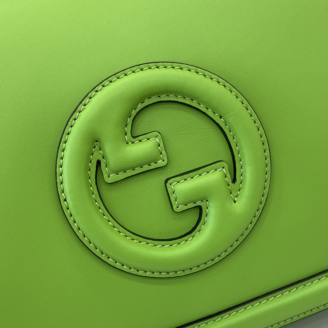 图片[5]-p1680 GUCCIGucci Blondie系列中号手提包
Gucci Blondie系列全新手袋饰有在20世纪70年代初期首次亮相的品牌系列经典标识巧妙结合传承魅力与当代风尚出色诠释品牌经典设计与现代精髓这款中号手提包甄选米色和深棕色Original GG帆布打造配有可拆卸可调节皮革肩带
型号：815716
尺寸：32（长）x 17（高）x 10cm（厚）
颜色：青绿色全皮/
意大利创作-高仿包包
