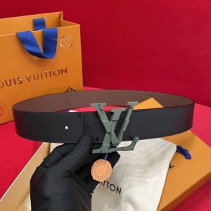 L0UIS VUITT0N 今季新品 男士原單腰帶 寬度40毫米 設計獨特的腰帶上印有水晶圖案 柔軟的小牛皮做底 雙面可用 搭配經典金字塔精品扣-高仿包包