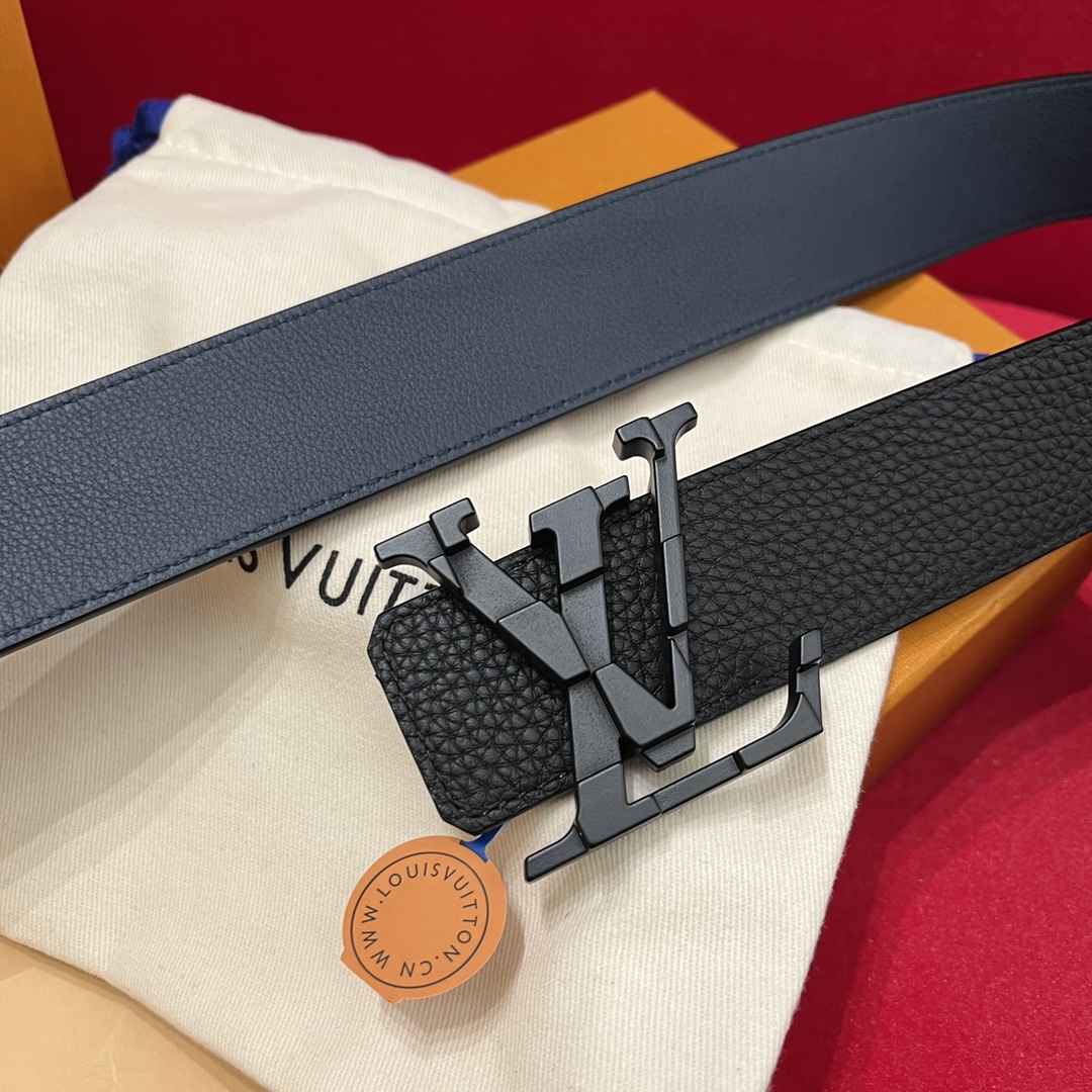 LV出品 今季男士新品腰带 
宽度4cm 一面為進口荔枝紋衬托柔軟藍色小牛皮底 搭配雕刻精緻的花紋圖案 双面可配戴-高仿包包