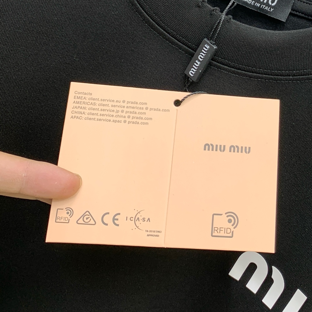图片[4]-P520💰MIUMIU家2024秋冬加厚男士休闲打底短袖T恤！高端定制 高版本 时尚百搭⚠️宽松版型⚠️✨✨原版进口420克双股纯棉面料 螺纹袖口.领口衣摆 手感超柔软细腻 穿着亲肤舒适 高端精品 代工厂精细做工 上身非常赞 男士必备单品 三标齐全 尺码：M-2XL最大码可穿200斤左右-高仿包包