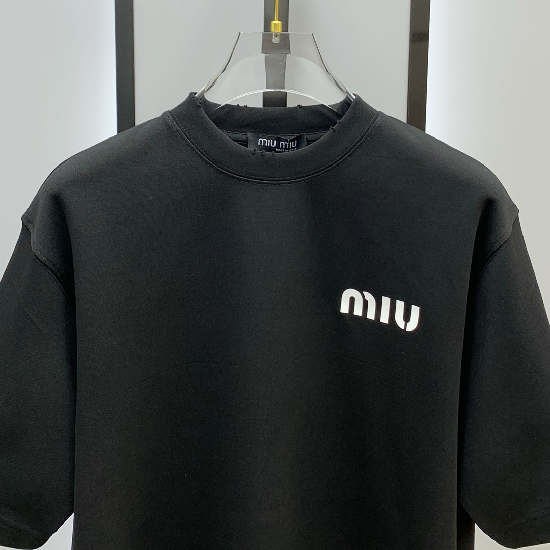图片[3]-P520💰MIUMIU家2024秋冬加厚男士休闲打底短袖T恤！高端定制 高版本 时尚百搭⚠️宽松版型⚠️✨✨原版进口420克双股纯棉面料 螺纹袖口.领口衣摆 手感超柔软细腻 穿着亲肤舒适 高端精品 代工厂精细做工 上身非常赞 男士必备单品 三标齐全 尺码：M-2XL最大码可穿200斤左右-高仿包包