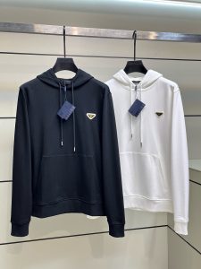 P540 Prada普拉达  货源稳定销售期长 来自老牌贸易渠道的货品,一贯以稳定的优异品质取胜,适合所有人群！
2024秋冬Prada 经典三角标字母徽标装饰男士运动连帽长袖卫衣 100%棉材质从不简单.采用意大利进口全棉面料,看是平凡无奇实则大有学问.手感非常细腻柔软,工整严谨细致.真正的区别于一般棉质,到手即可明白...亮点不像众多品牌,只有简约大方而不缺失时尚!徽标Logo三角标饱满干净利落..工整对称的美感,
尺码：S-XL
数据参考：
S码:胸围106cm-肩宽45cm-衣长68cm-袖长66cm
M码:胸围110cm-肩宽46cm-衣长69cm-袖长67cm
L码:胸围114cm-肩宽47cm-衣长70cm-袖长68cm
XL码:胸围118cm-肩宽48cm-衣长71cm-袖长69cm-高仿包包