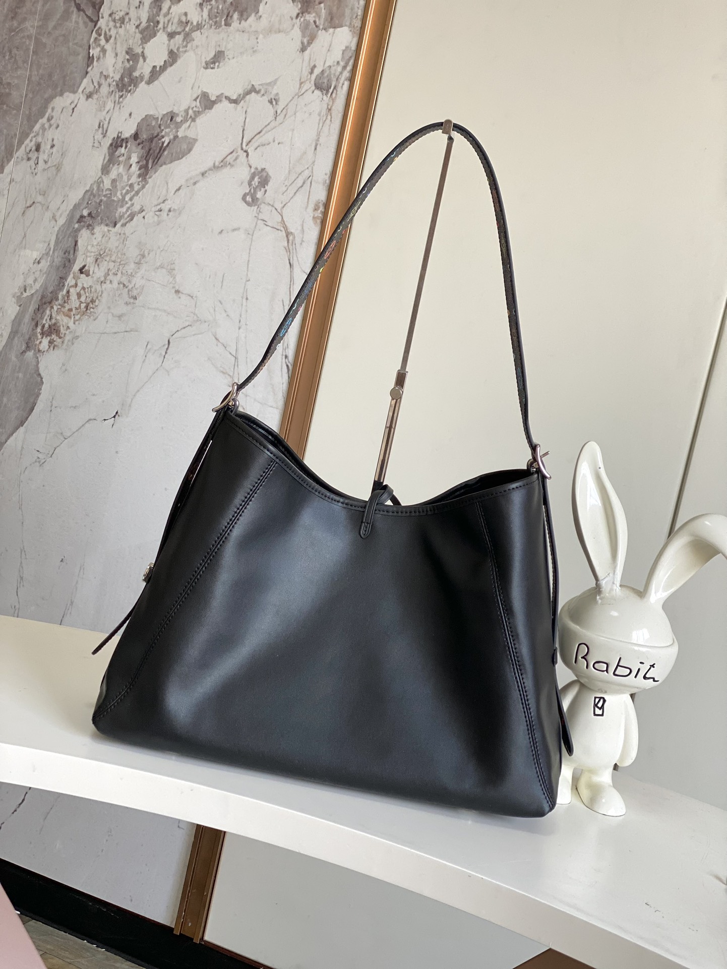图片[3]-P1180  M13105本款 CarryAll Dark 中号手袋以柔软羊皮革塑造时尚慵懒廓形为 2025年联名村上隆三十三彩春夏秀场造型增添瞩目姿彩抛光金属件与触感良好的微皱纹理互为映衬充裕空间可容纳多样日常用品成就出行良伴39 x 30 x 15 厘米 (长度 x 高 x 宽)-高仿包包