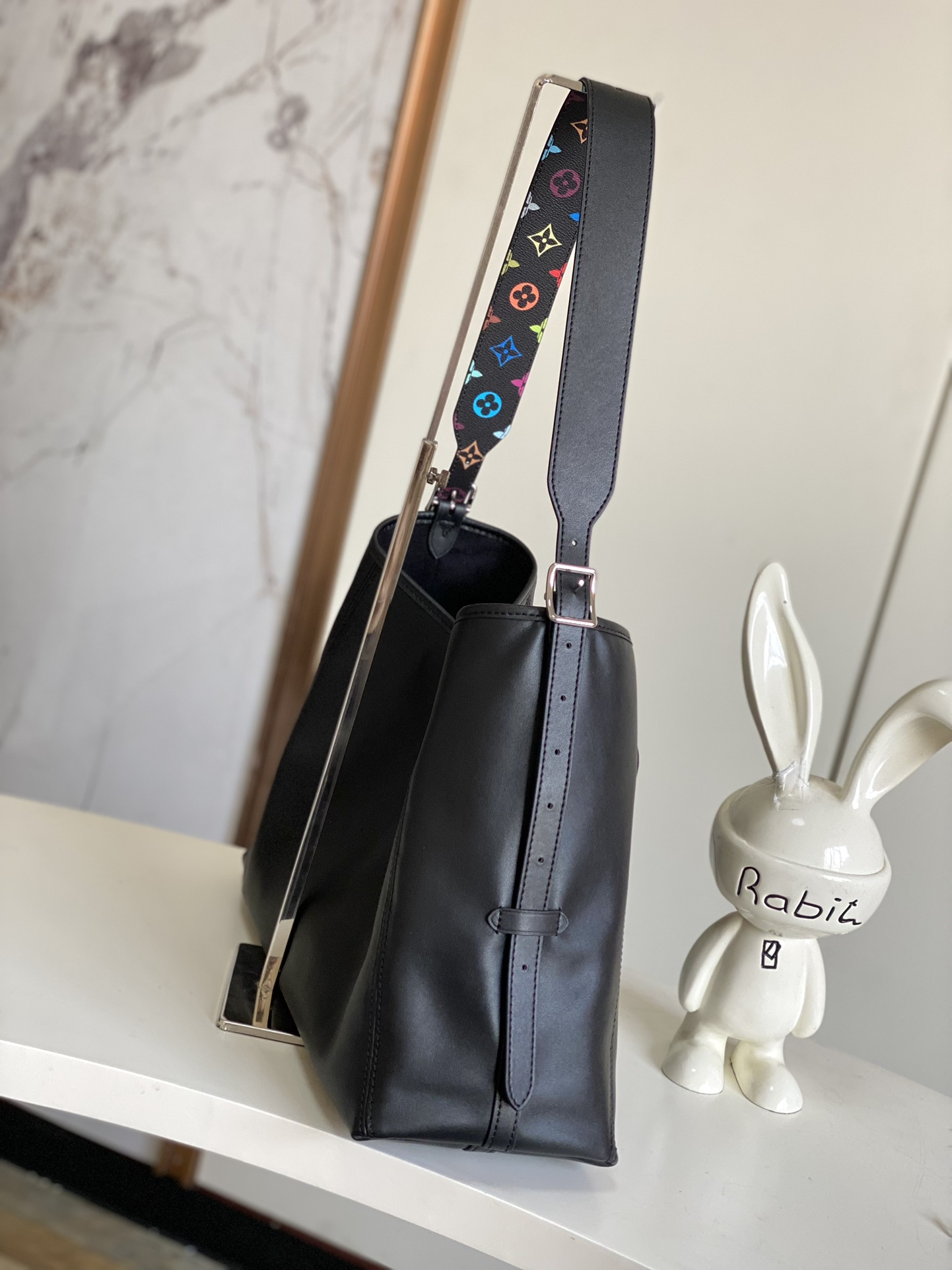 图片[2]-P1180  M13105本款 CarryAll Dark 中号手袋以柔软羊皮革塑造时尚慵懒廓形为 2025年联名村上隆三十三彩春夏秀场造型增添瞩目姿彩抛光金属件与触感良好的微皱纹理互为映衬充裕空间可容纳多样日常用品成就出行良伴39 x 30 x 15 厘米 (长度 x 高 x 宽)-高仿包包