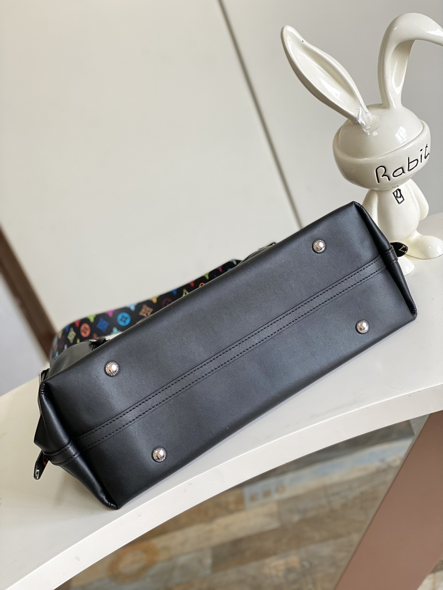 图片[4]-P1180  M13105本款 CarryAll Dark 中号手袋以柔软羊皮革塑造时尚慵懒廓形为 2025年联名村上隆三十三彩春夏秀场造型增添瞩目姿彩抛光金属件与触感良好的微皱纹理互为映衬充裕空间可容纳多样日常用品成就出行良伴39 x 30 x 15 厘米 (长度 x 高 x 宽)-高仿包包