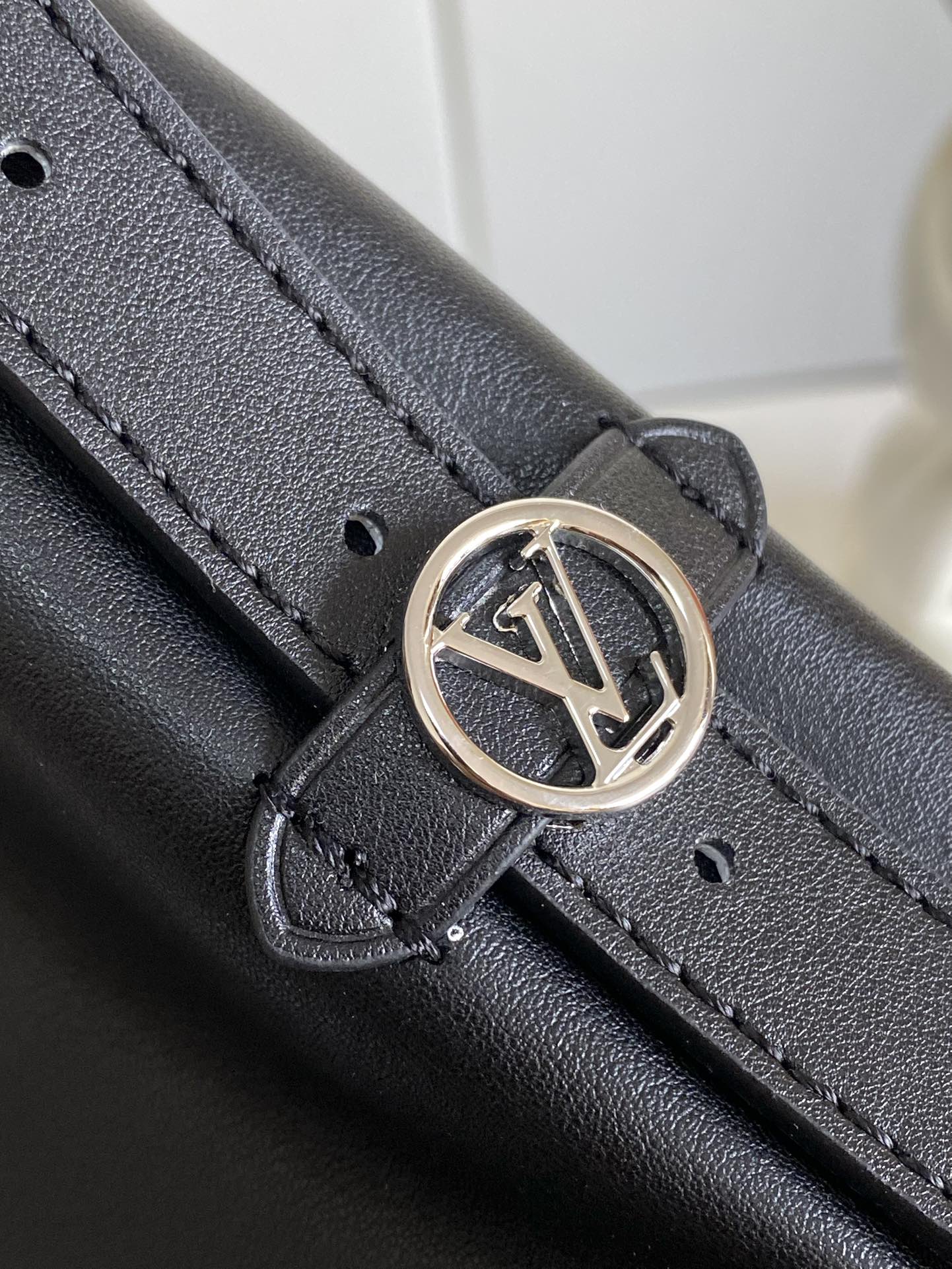 图片[7]-P1180  M13105本款 CarryAll Dark 中号手袋以柔软羊皮革塑造时尚慵懒廓形为 2025年联名村上隆三十三彩春夏秀场造型增添瞩目姿彩抛光金属件与触感良好的微皱纹理互为映衬充裕空间可容纳多样日常用品成就出行良伴39 x 30 x 15 厘米 (长度 x 高 x 宽)-高仿包包