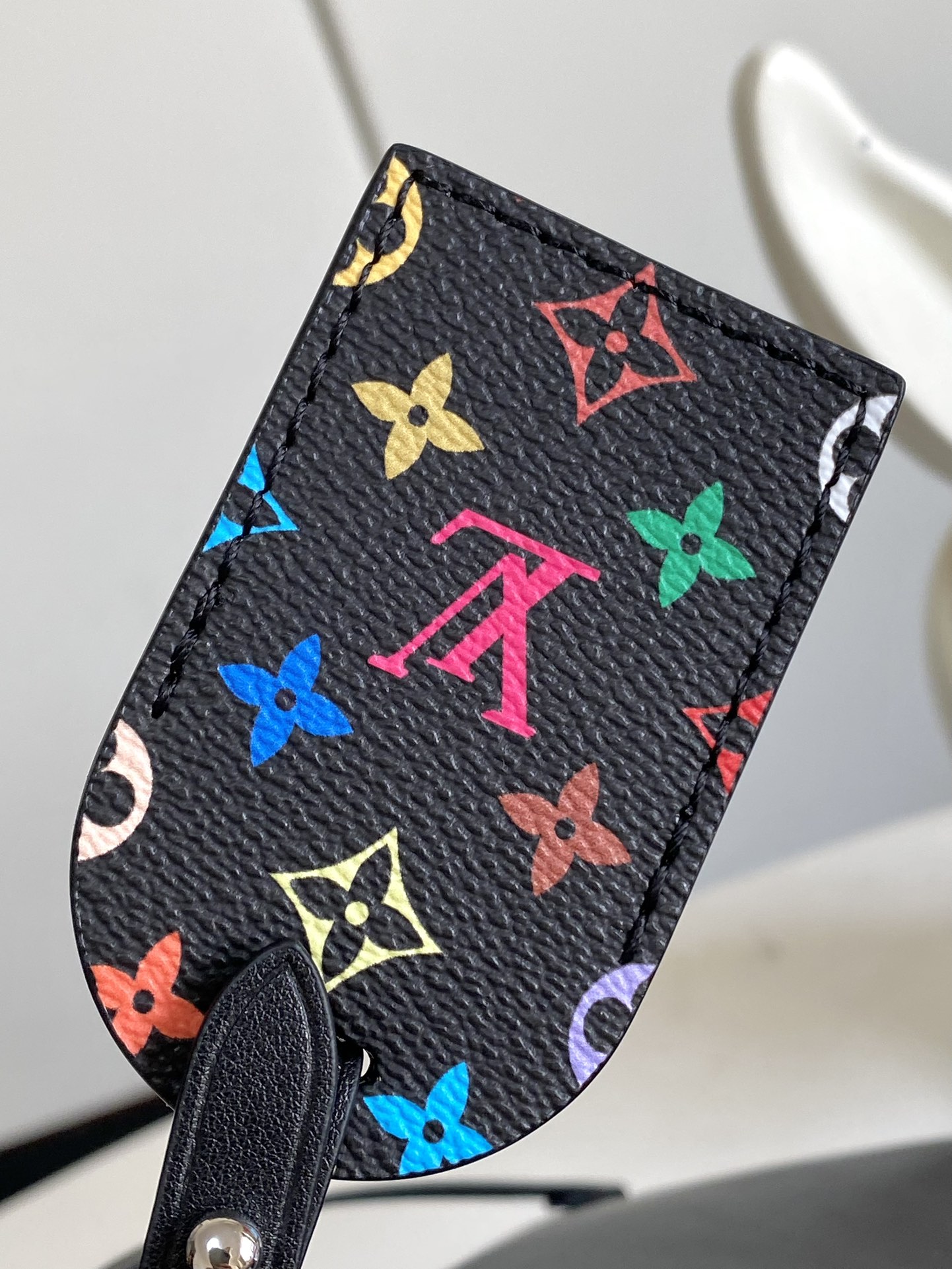 图片[5]-P1180  M13105本款 CarryAll Dark 中号手袋以柔软羊皮革塑造时尚慵懒廓形为 2025年联名村上隆三十三彩春夏秀场造型增添瞩目姿彩抛光金属件与触感良好的微皱纹理互为映衬充裕空间可容纳多样日常用品成就出行良伴39 x 30 x 15 厘米 (长度 x 高 x 宽)-高仿包包