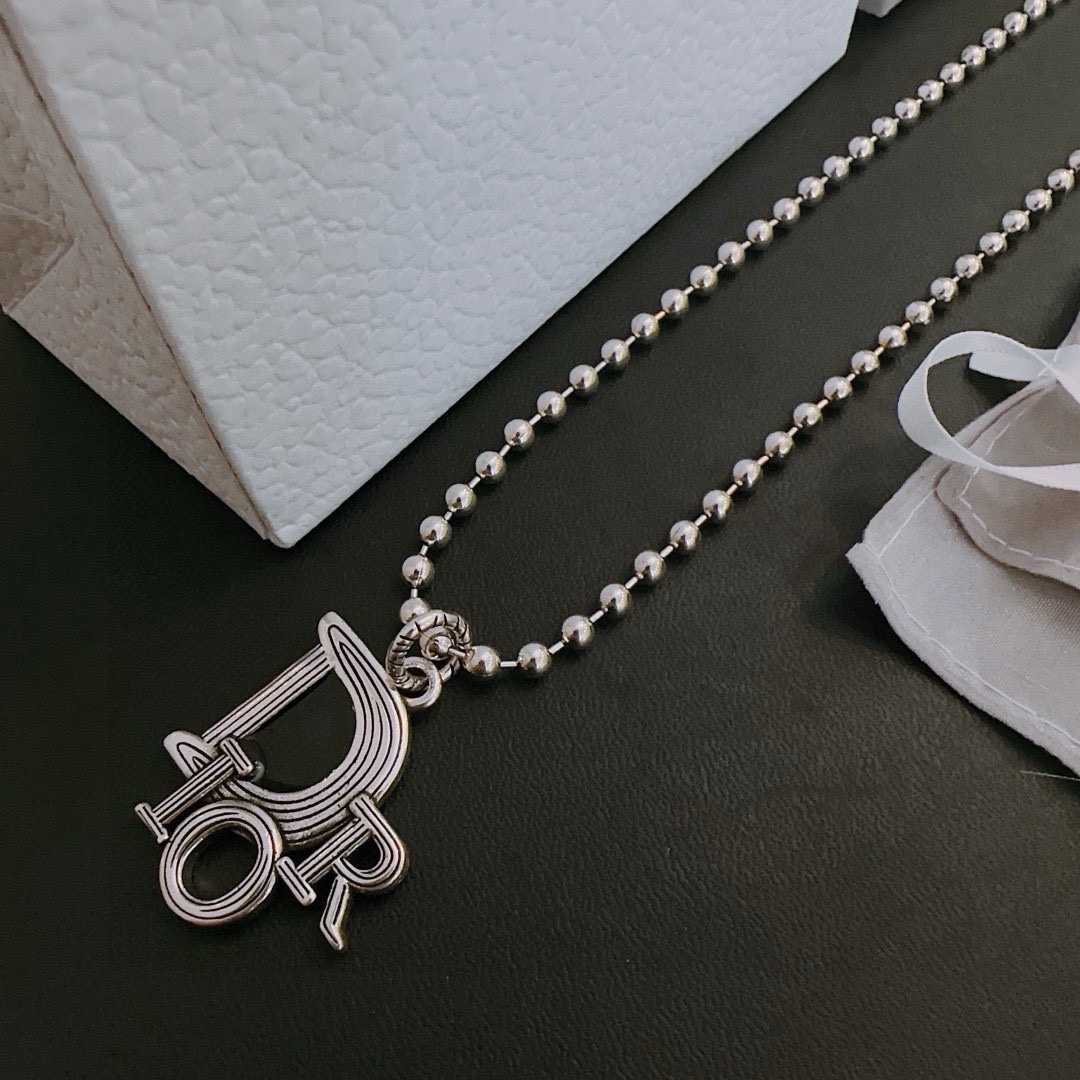 P230 DIOR 🔥 Dior necklace 🇷🇼 goods 🇷🇼 counter open mold retro trend fashion essential men and women can wear couples models with the same rock punk Thai silver style retro elements trendy with the official website with the necklace of the most chain grade higher star classic necklace series retro Silver NecklaceChain length 60 cm can be changed lengthThe details of the version of the old treatment is not the market shiny typeThis has been out of the Dior inside the hot models very good with the trend of clothing 👔🥿