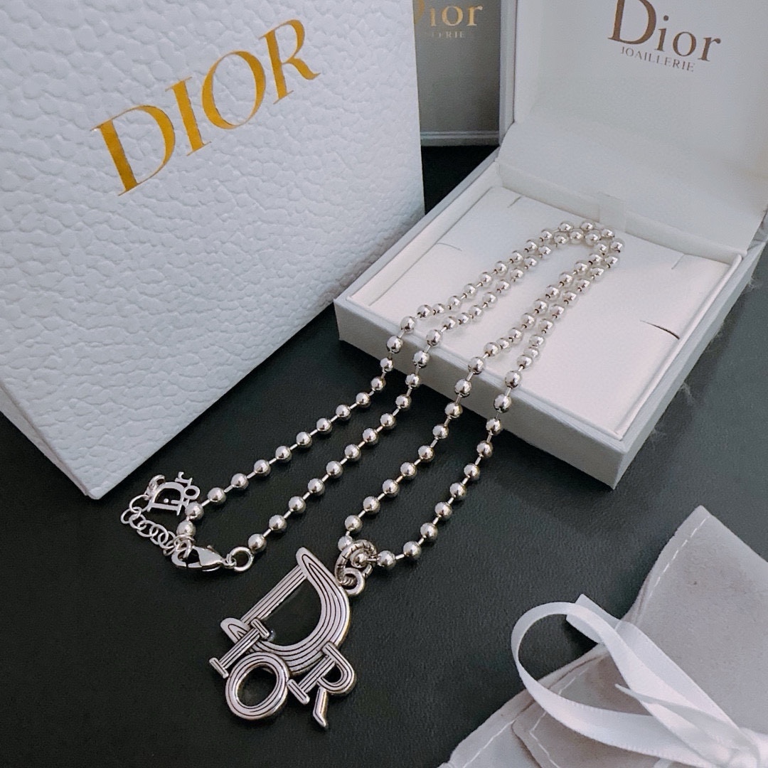 P230 DIOR 🔥 Dior necklace 🇷🇼 goods 🇷🇼 counter open mold retro trend fashion essential men and women can wear couples models with the same rock punk Thai silver style retro elements trendy with the official website with the necklace of the most chain grade higher star classic necklace series retro Silver NecklaceChain length 60 cm can be changed lengthThe details of the version of the old treatment is not the market shiny typeThis has been out of the Dior inside the hot models very good with the trend of clothing 👔🥿
