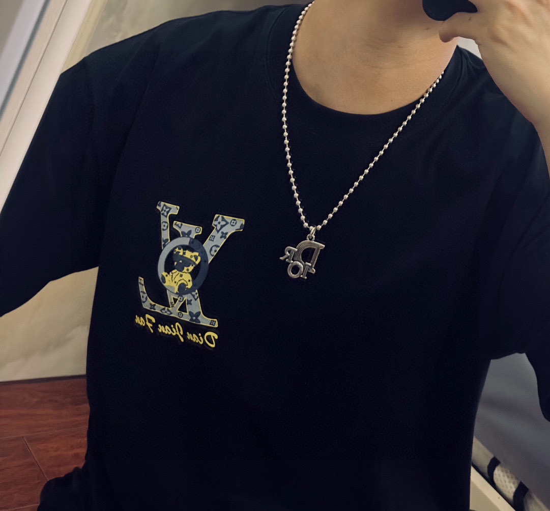 P230 DIOR 🔥 Dior necklace 🇷🇼 goods 🇷🇼 counter open mold retro trend fashion essential men and women can wear couples models with the same rock punk Thai silver style retro elements trendy with the official website with the necklace of the most chain grade higher star classic necklace series retro Silver NecklaceChain length 60 cm can be changed lengthThe details of the version of the old treatment is not the market shiny typeThis has been out of the Dior inside the hot models very good with the trend of clothing 👔🥿