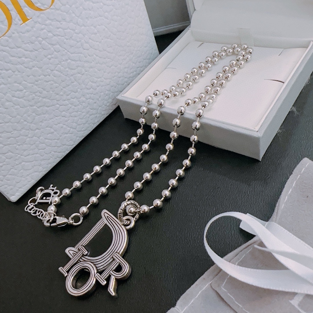 P230 DIOR 🔥 Dior necklace 🇷🇼 goods 🇷🇼 counter open mold retro trend fashion essential men and women can wear couples models with the same rock punk Thai silver style retro elements trendy with the official website with the necklace of the most chain grade higher star classic necklace series retro Silver NecklaceChain length 60 cm can be changed lengthThe details of the version of the old treatment is not the market shiny typeThis has been out of the Dior inside the hot models very good with the trend of clothing 👔🥿