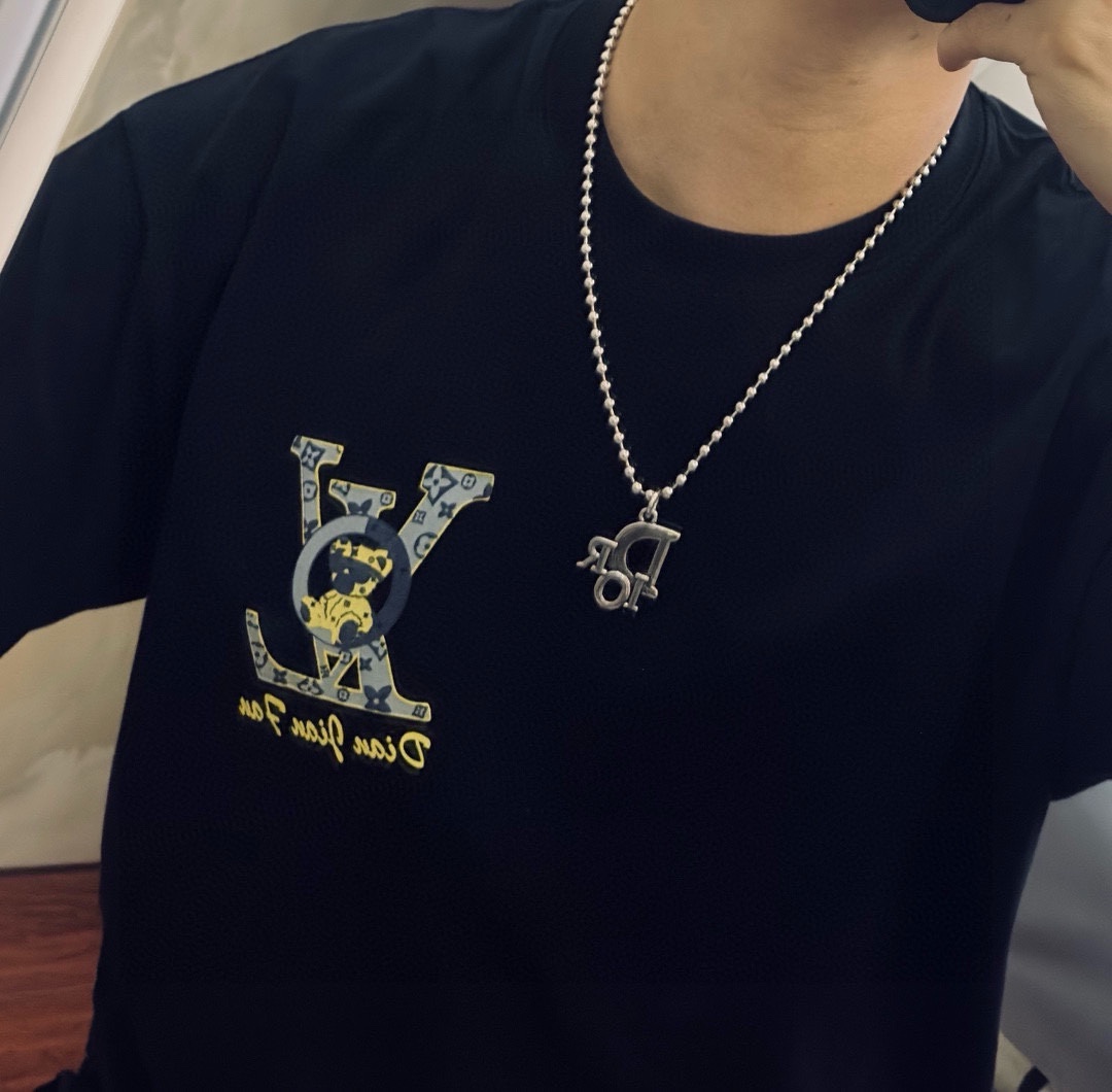 P230 DIOR 🔥 Dior necklace 🇷🇼 goods 🇷🇼 counter open mold retro trend fashion essential men and women can wear couples models with the same rock punk Thai silver style retro elements trendy with the official website with the necklace of the most chain grade higher star classic necklace series retro Silver NecklaceChain length 60 cm can be changed lengthThe details of the version of the old treatment is not the market shiny typeThis has been out of the Dior inside the hot models very good with the trend of clothing 👔🥿