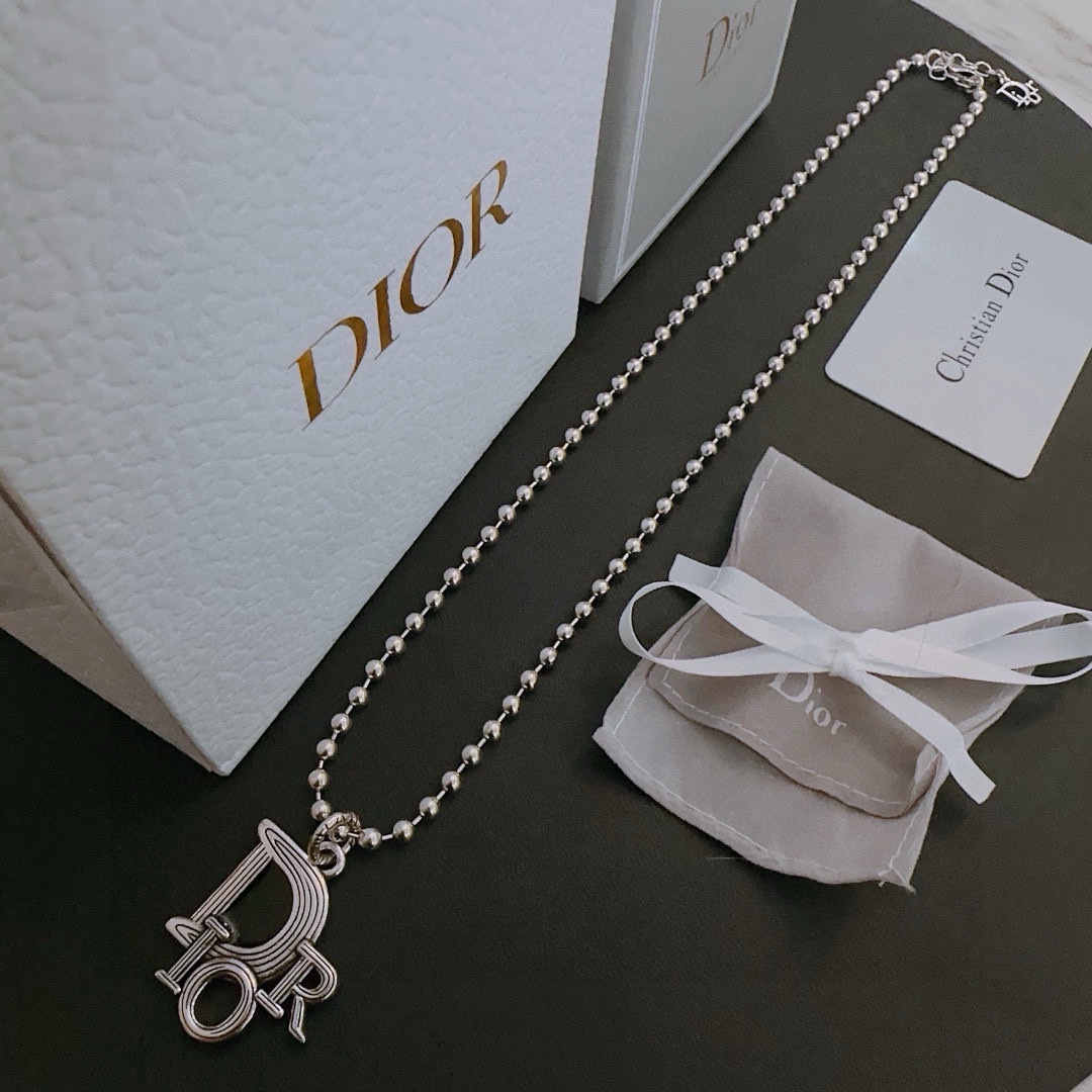 P230 DIOR 🔥 Dior necklace 🇷🇼 goods 🇷🇼 counter open mold retro trend fashion essential men and women can wear couples models with the same rock punk Thai silver style retro elements trendy with the official website with the necklace of the most chain grade higher star classic necklace series retro Silver NecklaceChain length 60 cm can be changed lengthThe details of the version of the old treatment is not the market shiny typeThis has been out of the Dior inside the hot models very good with the trend of clothing 👔🥿
