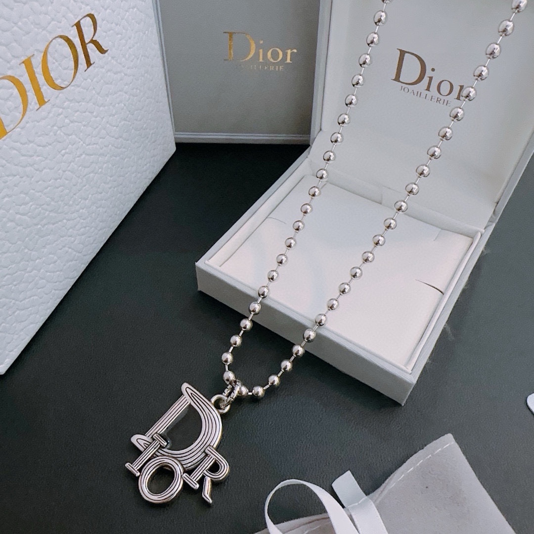P230 DIOR 🔥 Dior necklace 🇷🇼 goods 🇷🇼 counter open mold retro trend fashion essential men and women can wear couples models with the same rock punk Thai silver style retro elements trendy with the official website with the necklace of the most chain grade higher star classic necklace series retro Silver NecklaceChain length 60 cm can be changed lengthThe details of the version of the old treatment is not the market shiny typeThis has been out of the Dior inside the hot models very good with the trend of clothing 👔🥿