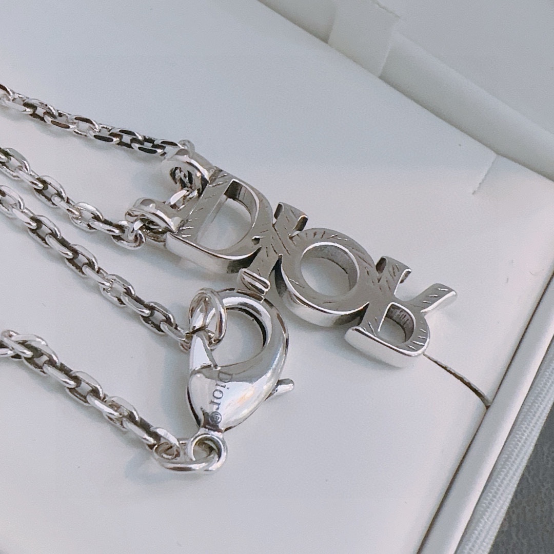 P230 DIOR 🔥 Dior necklace 🇷🇼 goods 🇷🇼 counter open mold retro trend fashion essential men and women can wear couples models with the same rock punk Thai silver style retro elements trendy with the official website with the necklace of the most chain grade higher star classic necklace series retro Silver NecklaceChain length 60 cm can be changed lengthThe details of the version of the old treatment is not the market shiny typeThis has been out of the Dior inside the hot models very good with the trend of clothing 👔🥿