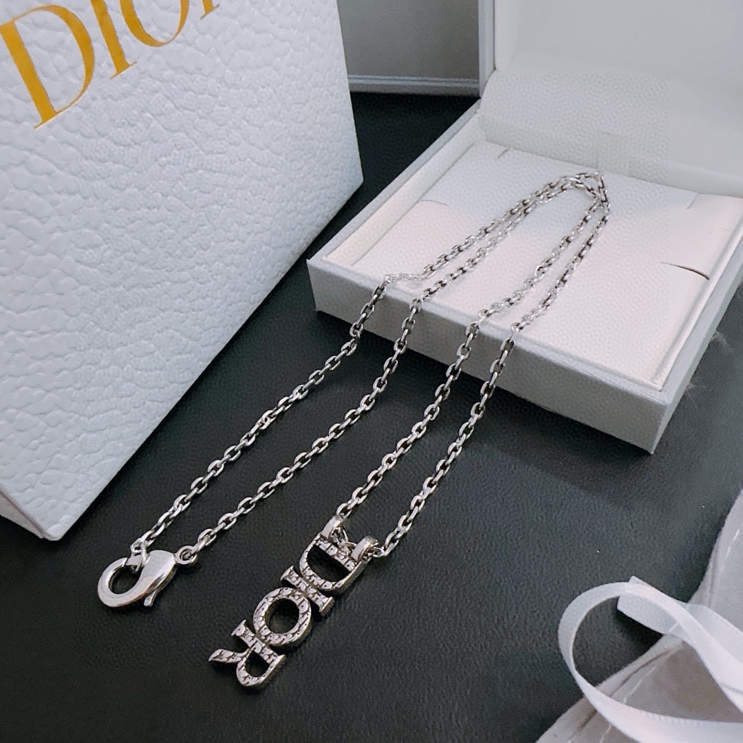P230 DIOR 🔥 Dior necklace 🇷🇼 goods 🇷🇼 counter open mold retro trend fashion essential men and women can wear couples models with the same rock punk Thai silver style retro elements trendy with the official website with the necklace of the most chain grade higher star classic necklace series retro Silver NecklaceChain length 60 cm can be changed lengthThe details of the version of the old treatment is not the market shiny typeThis has been out of the Dior inside the hot models very good with the trend of clothing 👔🥿