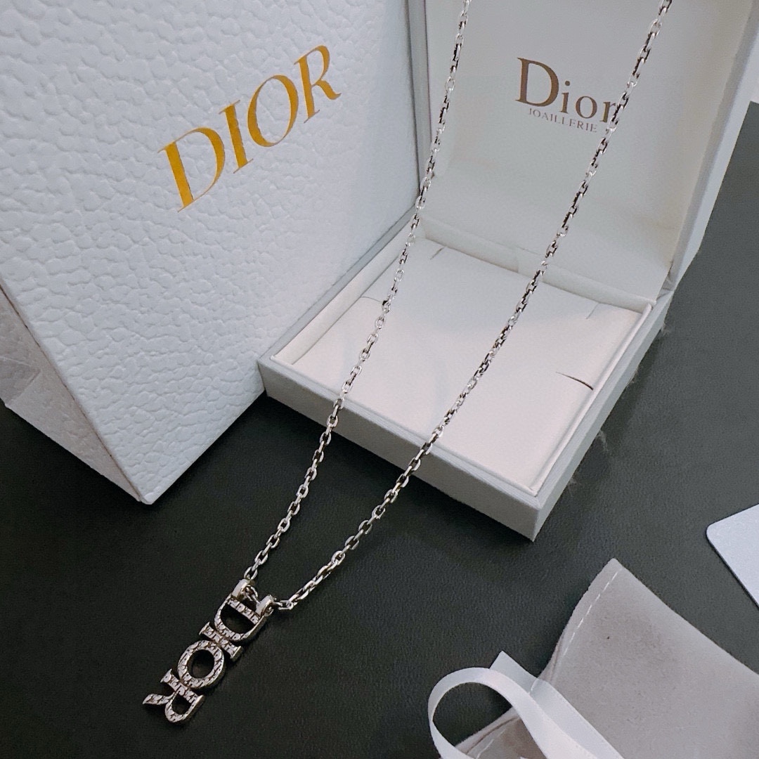 P230 DIOR 🔥 Dior necklace 🇷🇼 goods 🇷🇼 counter open mold retro trend fashion essential men and women can wear couples models with the same rock punk Thai silver style retro elements trendy with the official website with the necklace of the most chain grade higher star classic necklace series retro Silver NecklaceChain length 60 cm can be changed lengthThe details of the version of the old treatment is not the market shiny typeThis has been out of the Dior inside the hot models very good with the trend of clothing 👔🥿