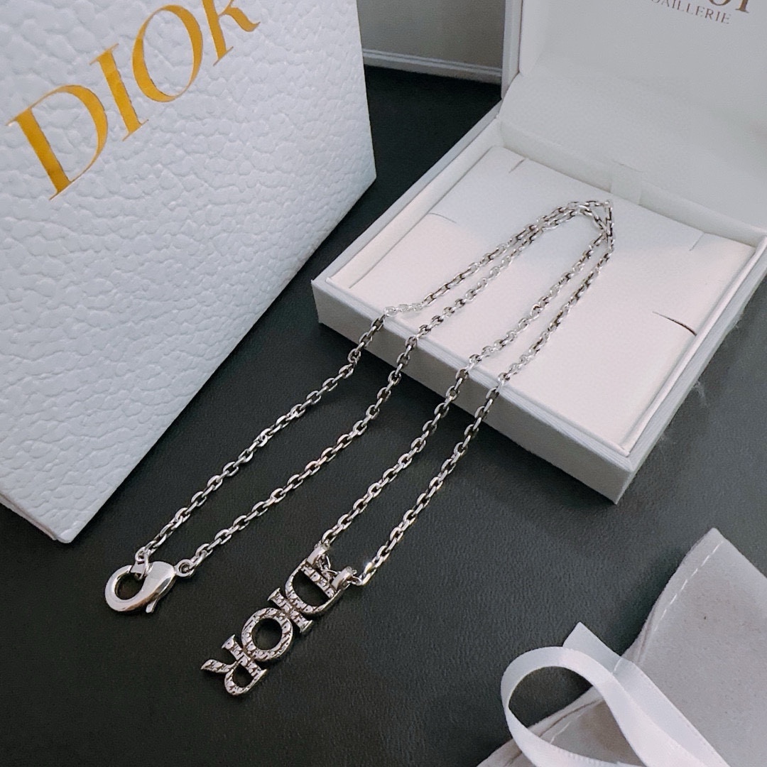 P230 DIOR 🔥 Dior necklace 🇷🇼 goods 🇷🇼 counter open mold retro trend fashion essential men and women can wear couples models with the same rock punk Thai silver style retro elements trendy with the official website with the necklace of the most chain grade higher star classic necklace series retro Silver NecklaceChain length 60 cm can be changed lengthThe details of the version of the old treatment is not the market shiny typeThis has been out of the Dior inside the hot models very good with the trend of clothing 👔🥿