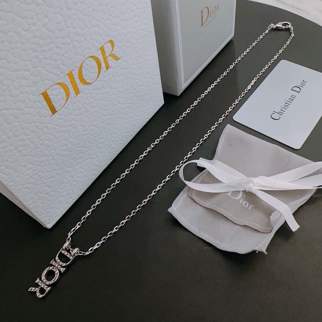 P230 DIOR 🔥 Dior necklace 🇷🇼 goods 🇷🇼 counter open mold retro trend fashion essential men and women can wear couples models with the same rock punk Thai silver style retro elements trendy with the official website with the necklace of the most chain grade higher star classic necklace series retro Silver NecklaceChain length 60 cm can be changed lengthThe details of the version of the old treatment is not the market shiny typeThis has been out of the Dior inside the hot models very good with the trend of clothing 👔🥿