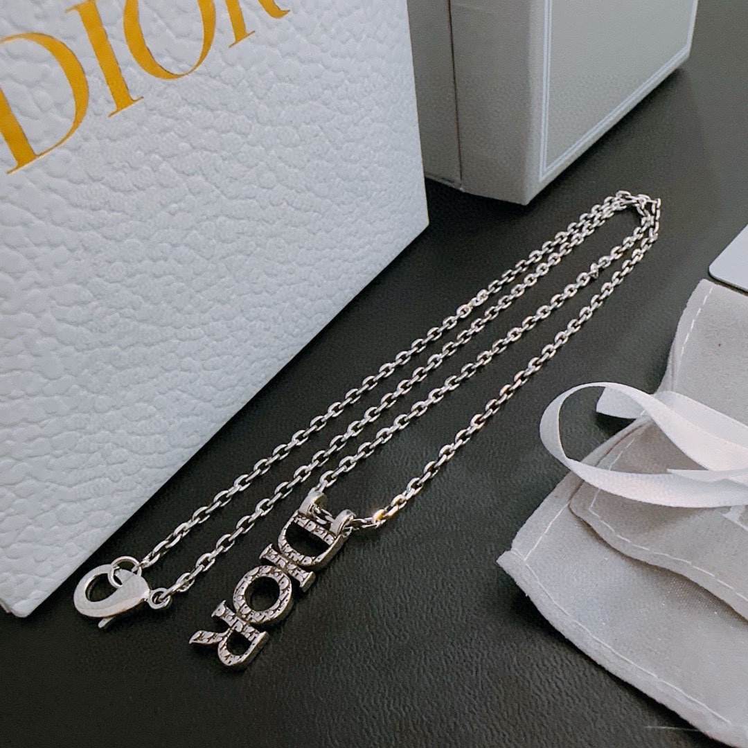 P230 DIOR 🔥 Dior necklace 🇷🇼 goods 🇷🇼 counter open mold retro trend fashion essential men and women can wear couples models with the same rock punk Thai silver style retro elements trendy with the official website with the necklace of the most chain grade higher star classic necklace series retro Silver NecklaceChain length 60 cm can be changed lengthThe details of the version of the old treatment is not the market shiny typeThis has been out of the Dior inside the hot models very good with the trend of clothing 👔🥿