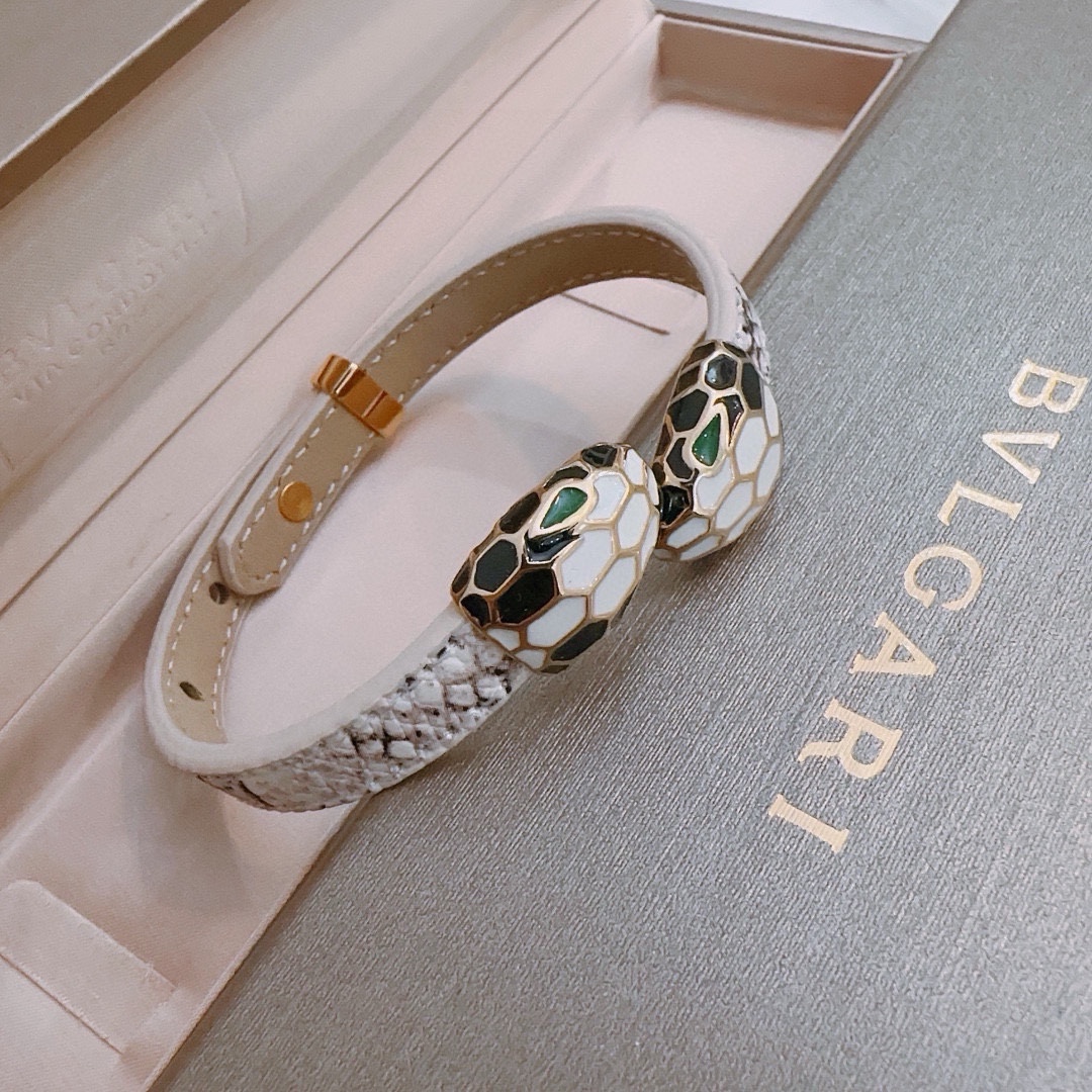 P200 high-quality Bulgari cowhide hand rope bracelet 💍 goods counter open mold retro trend fashion essential men and women can wear couples models with the same paragraph rock punk Thai silver style retro elements trendy versatile official website with the same model cowhide most chain grade higher star classic necklace series retro details on the version of the old treatment non-market glossy version of the yardage can be adjusted this has been out of the Bulgari inside the hot models Very good! Match with trendy clothes 👔🥿❤️❤️-high imitation factory