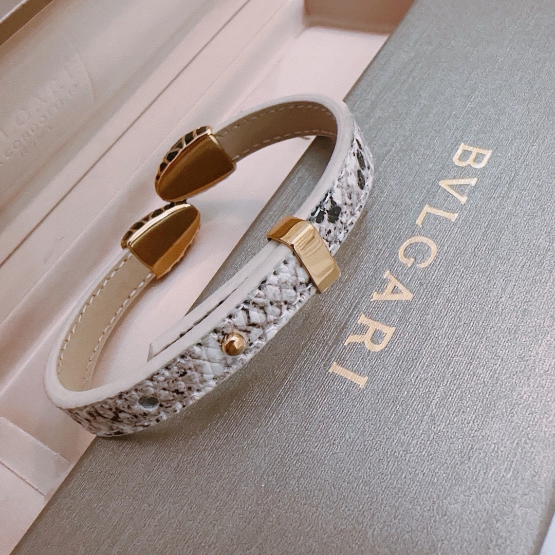P200 high-quality Bulgari cowhide hand rope bracelet 💍 goods counter open mold retro trend fashion essential men and women can wear couples models with the same paragraph rock punk Thai silver style retro elements trendy versatile official website with the same model cowhide most chain grade higher star classic necklace series retro details on the version of the old treatment non-market glossy version of the yardage can be adjusted this has been out of the Bulgari inside the hot models Very good! Match with trendy clothes 👔🥿❤️❤️-high imitation factory