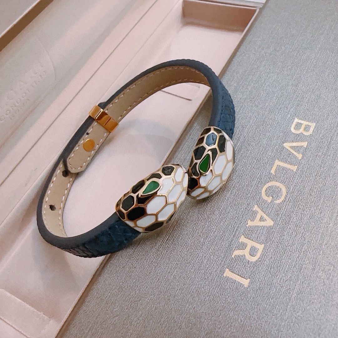 P200 high-quality Bulgari cowhide hand rope bracelet 💍 goods counter open mold retro trend fashion essential men and women can wear couples models with the same paragraph rock punk Thai silver style retro elements trendy versatile official website with the same model cowhide most chain grade higher star classic necklace series retro details on the version of the old treatment non-market glossy version of the yardage can be adjusted this has been out of the Bulgari inside the hot models Very good! Match with trendy clothes 👔🥿❤️❤️-high imitation factory