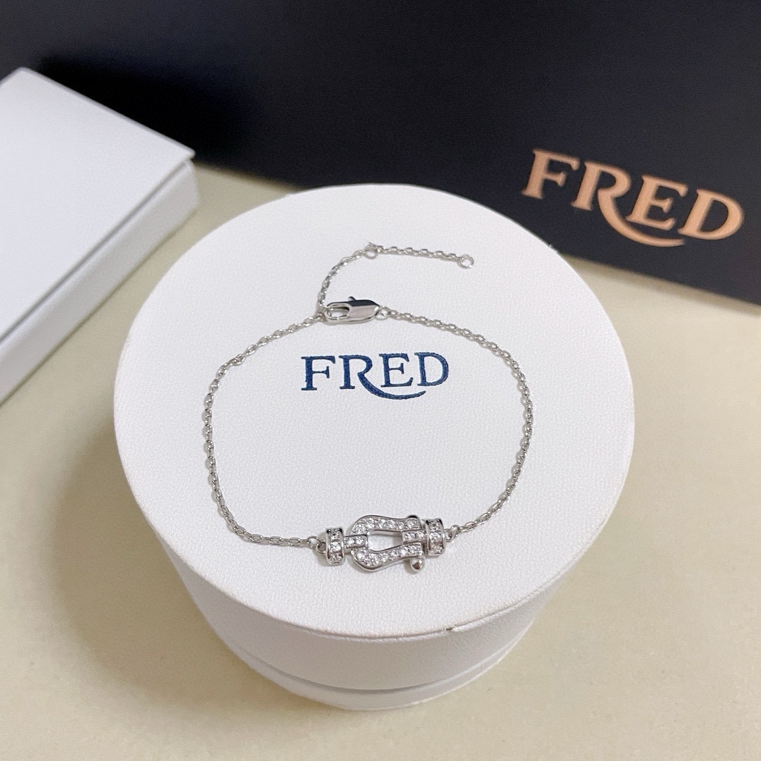 P170 🎉 𝗙𝗥𝗘𝗗 Ferret full of diamonds horseshoe clasp bracelet Seiko micro-setting high-end customized counter material thickened plating process with a logo simple and high-grade sense of temperament pull full of daily can be stacked with a lot of bracelets bracelets to wear