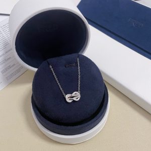 P190 🎉 𝗙𝗥𝗘𝗗 Ferreid semi-diamond 8-word clasp necklace precision micro-setting high-end custom counter material thickened plating process with logo very iconic simple and a bit of a light luxury feeling with a casual and a very fashionable sense of the 8-word clasp, also known as the wealth clasp symbolizes attracting wealth! Nafu infinite luck! White gold, yellow gold color into